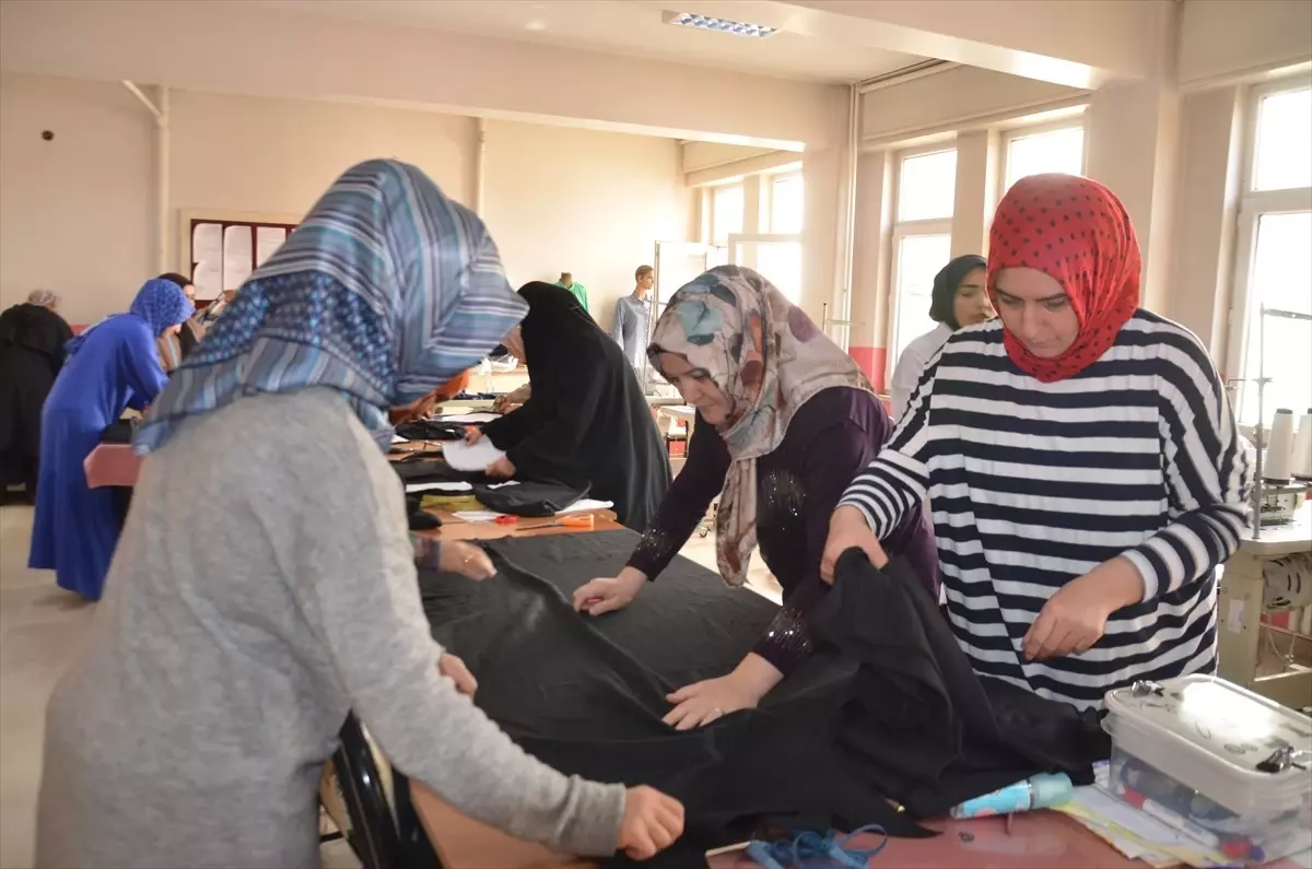 Muş’ta Kadınlar, ‘Çocuklar Üşümesin Projesi’ İçin Hırka Üretiyor