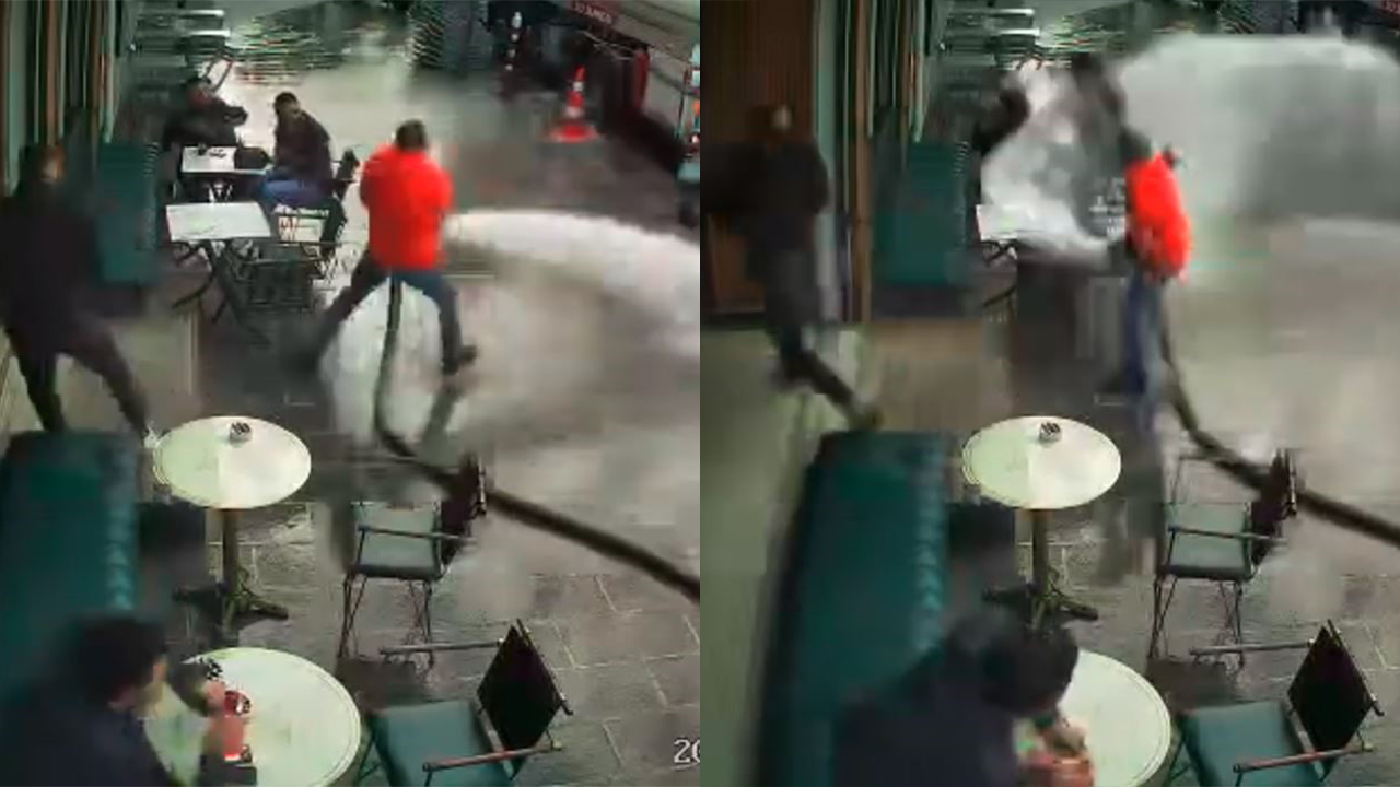 Şov yapayım derken çay içen müşterilerini ıslattı Şov yapayım derken çay içen müşterilerini ıslattı