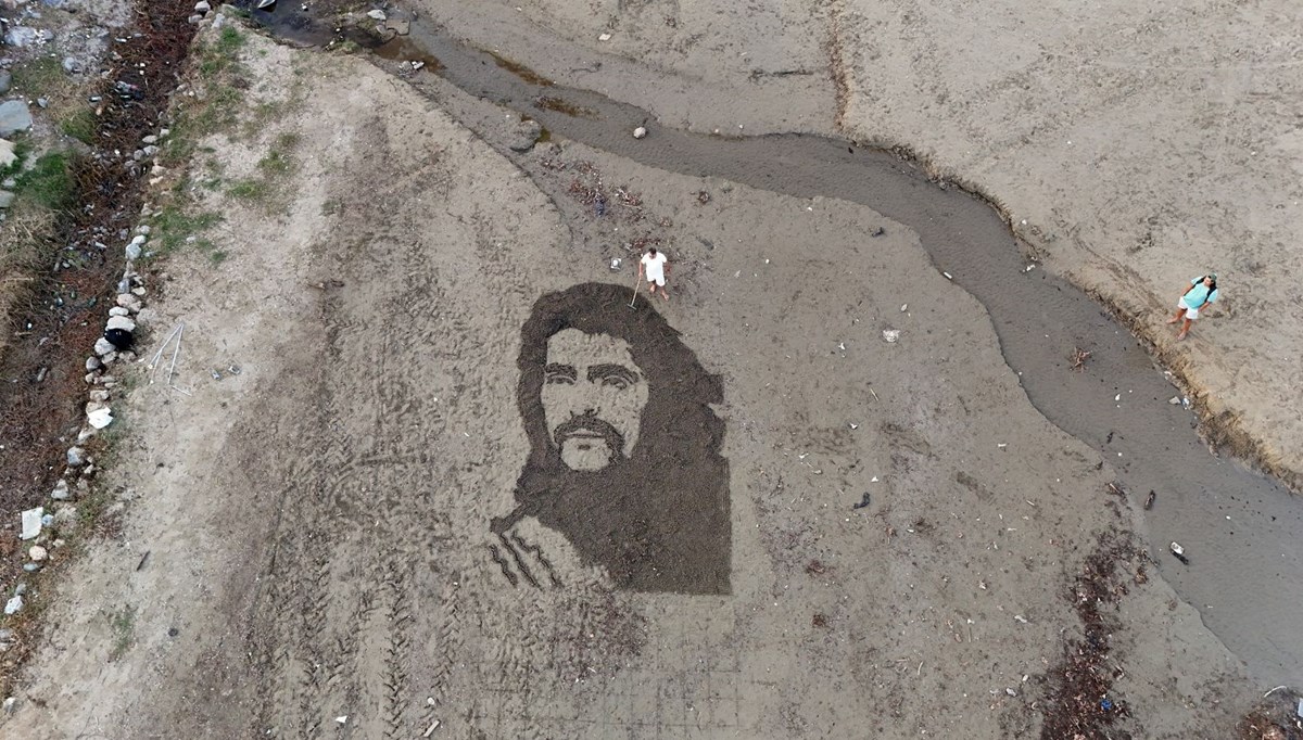 Barış Manço’nun resmini Alanya sahillerine işledi Barış Manço’nun resmini Alanya sahillerine işledi