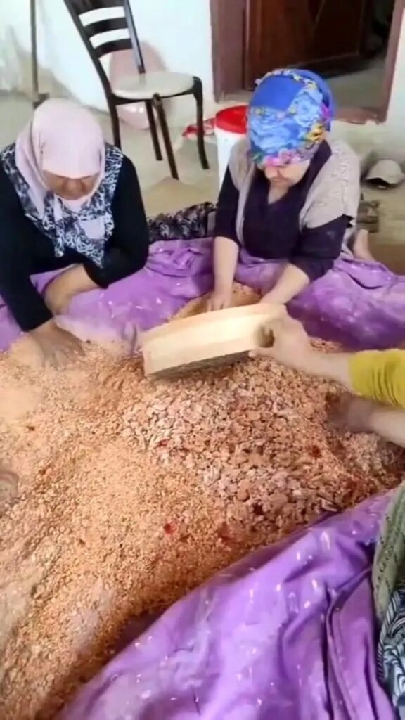 Boyabatlı Kadınlar Kışlık Tarhana İçin İmece Usulü Bir Araya Geldi