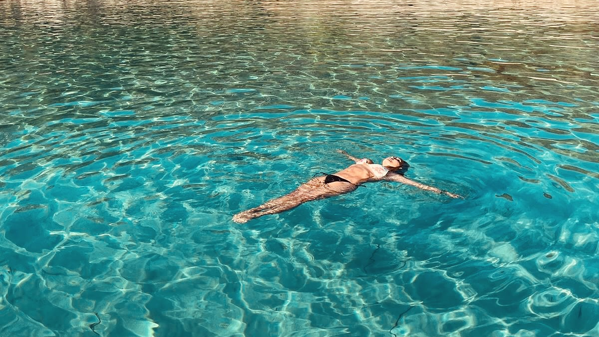 62 yaşındaki Yonca Evcimik bikinili pozlarıyla dikkat çekti