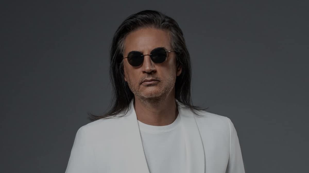 Şarkıcı Çelik, konser sırasında dengesini kaybedip düştü