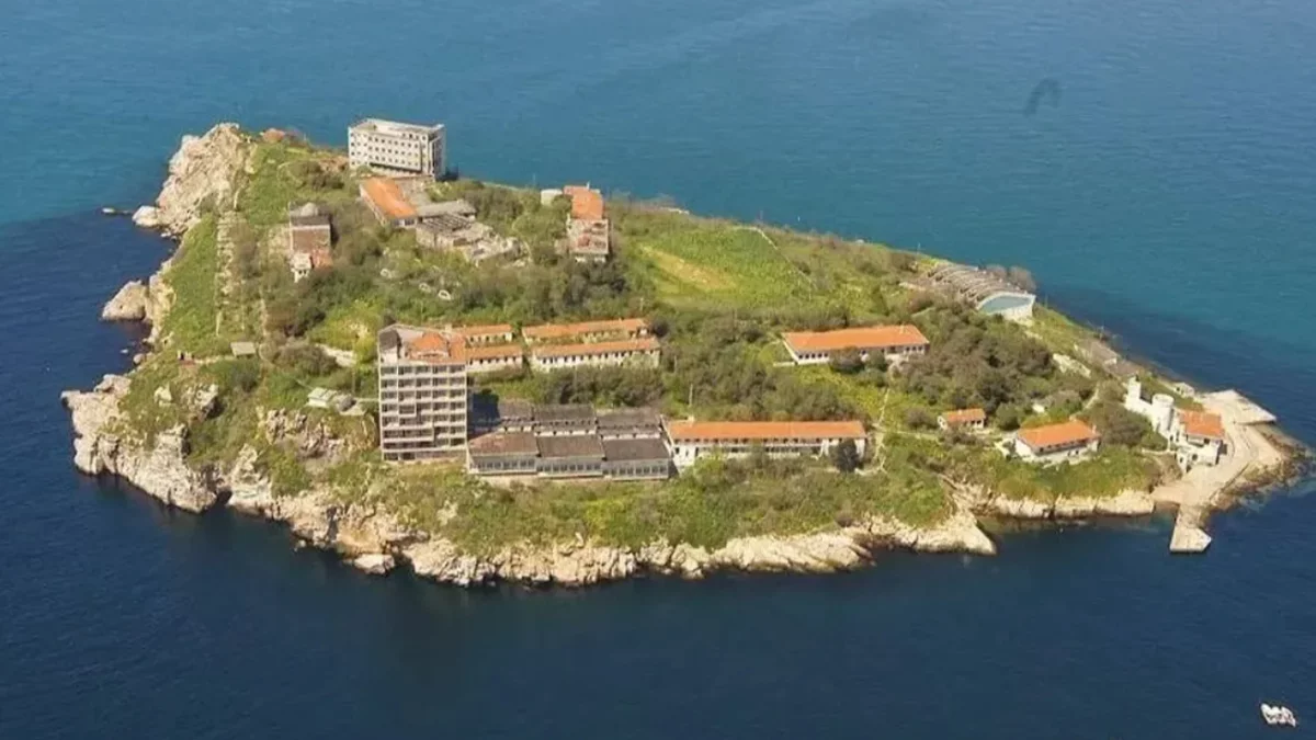 TBMM Heyeti İmralı Adası’nı Ziyaret Etti TBMM Heyeti İmralı Adası’nı Ziyaret Etti