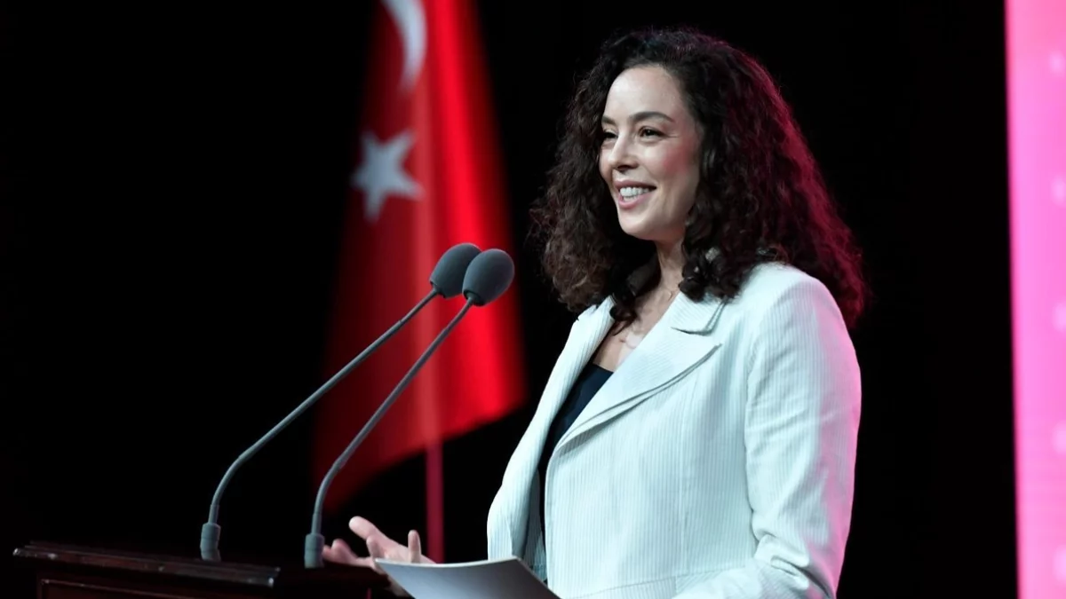 Ceren Arslan’a Azra Akın’dan Destek Mesajları Geldi