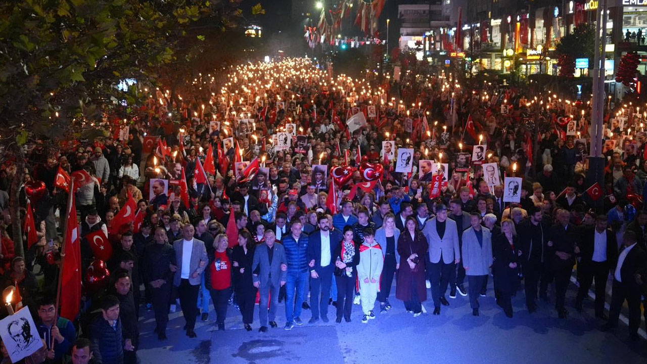 Ataşehir’de 29 Ekim Coşkusu: Binlerce Kişi Bir Araya Geldi