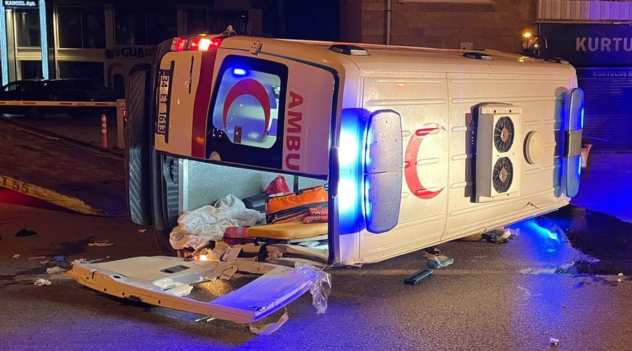 Samsun’da ambulans ile otomobil çarpıştı: 5 yaralı