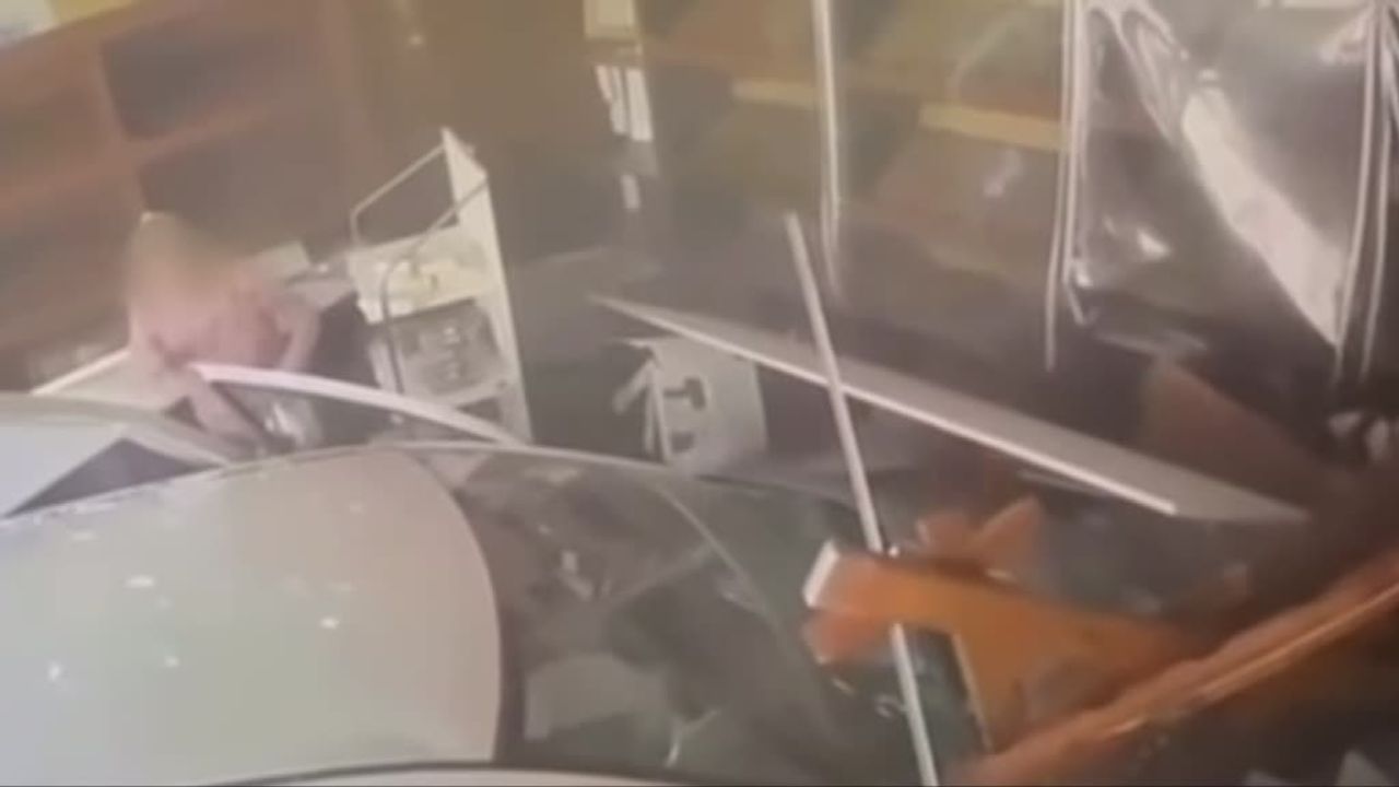 Kontrolden Çıkan Otomobil Fırına Daldı: 4 Yaralı