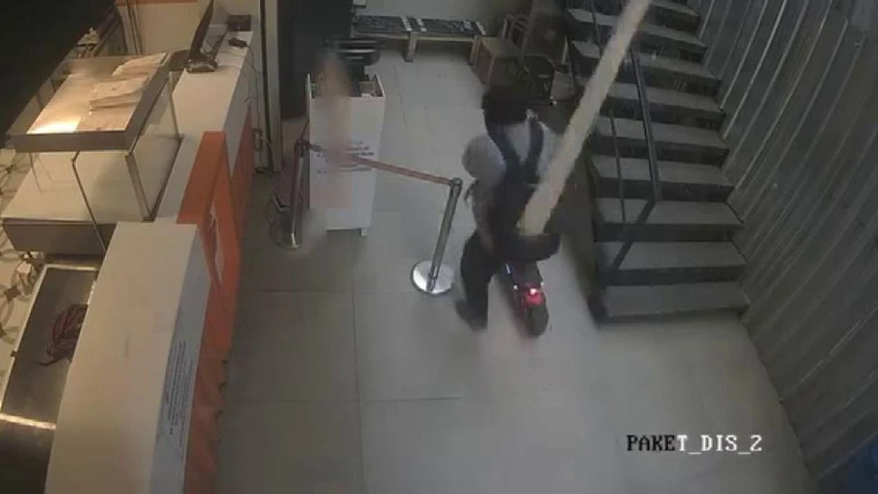 Kentsel dönüşümde düşen kalas, çalışanı yaraladı