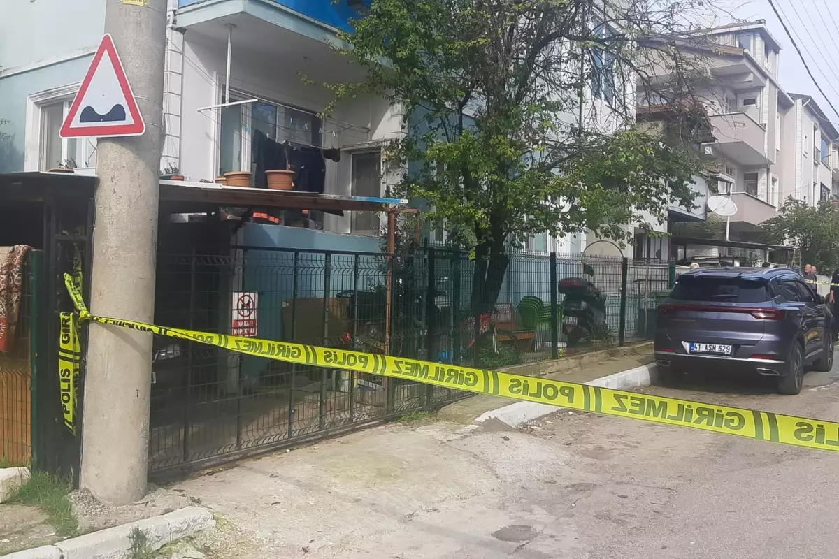 Oturma odasında eşini öldürdü